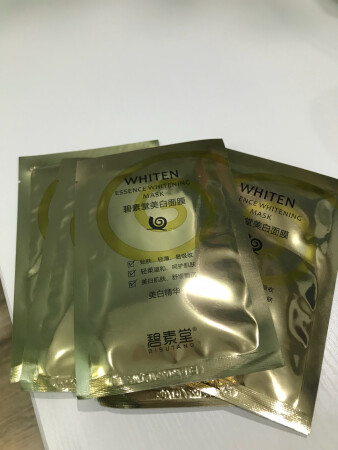 面膜收到了 晚上就开始使用了 面膜特别水润服帖 有美白的效果 第二天早上起来皮肤的确白了 会继续回购