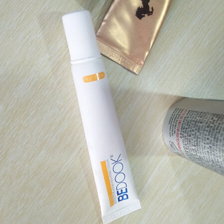 下单的时候没注意看 竟然是次日就到了 快递给我打电话那天吓了一跳哈哈哈 涂上以后有点凉凉的 很快吸收 现在用了三四天痘痘消下去了不少～还挺好用的，以后长痘了还会买这个