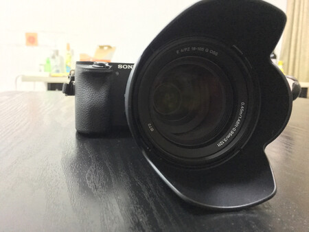 比官网便宜些，感觉挺不错的，锐度还可以，感谢卖家送的小礼品，要努力学摄影了??，最后祝卖家生意兴隆！！！
