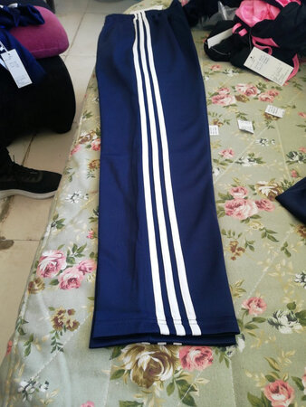 质量特别的差，裤腿都不一样长，次品