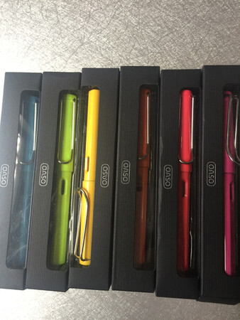 刚买了几支钢笔，很好写，看到有活动就又买了几支，这下凑成了彩虹色啦。
