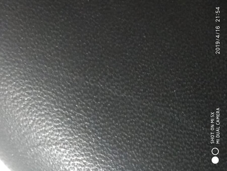 大小合适，是真皮的，质量很好。就是有划痕，有褶皱，有异味，好像穿过的