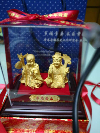 第二次在贵店购买礼品了。服务不错，礼品很美，是送人祝福的首选。
