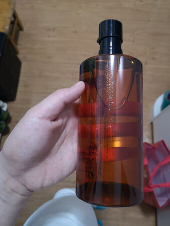 这瓶洁颜油一波三折啊，总算但我手里了，使用的感觉还比较干净，就是洗完了眼睛前面雾蒙蒙的，大家都是这样的吗？