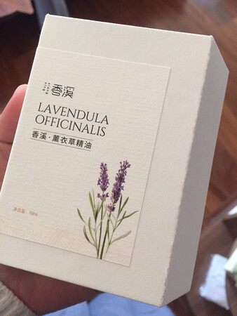 买了两种，想比较看一下哪个更适合我。包装很简单朴实，是我喜欢的感觉。好的东西，就应该是这样的。谢谢卖家送的小样，我还会再来哦w