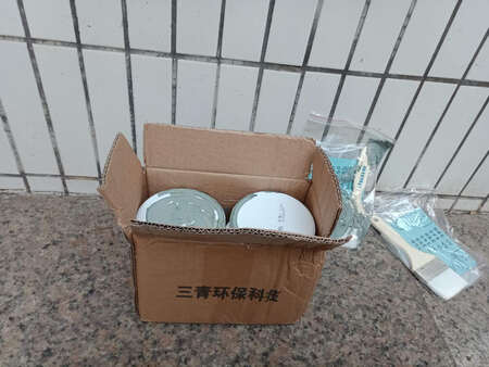 油漆流出来，包装不够好，注意下老板。