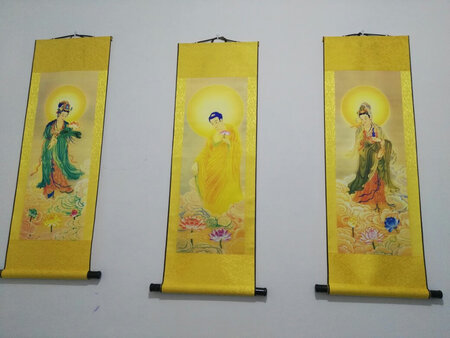 很好，很庄严，挂钩钉子可以钉进墙，很稳！刚好适合！祝愿店主生意兴隆！广结财源！