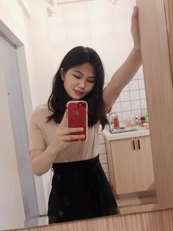 很喜欢三彩的衣服、很合身、很漂亮、就是裙子稍微有点大、还好有佩绑带、很好的设计、物流也快