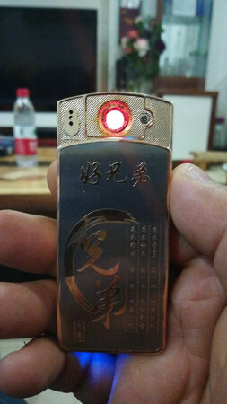 无论是物流还是店家服务态度都非常满意，就是充电一次最多用过两三天，如果充电一次能够用一星期甚至更长即便价格贵点也没关系。