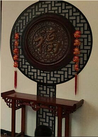 漆色很正没有异味，样式经典特别好看，摸起来也很舒服耐用。