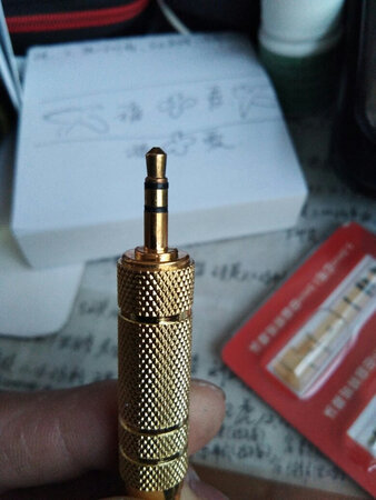 插头质量不大好，颜色好像有点发旧，没有使用呢，会不会生锈呢？