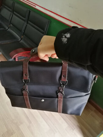 不喜欢背商务包，试着买了这款，感觉不错，年轻不失范，有型有容，感觉很合适。