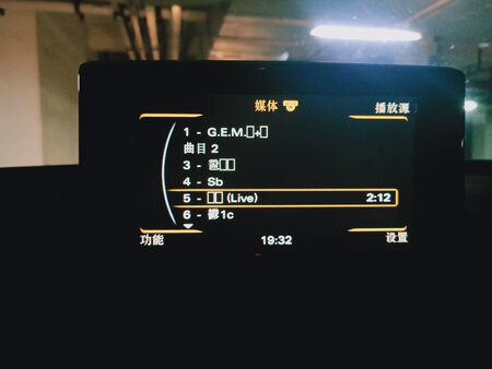 包装不错，音质也好，只是歌名显示乱码???，好低档的感觉！