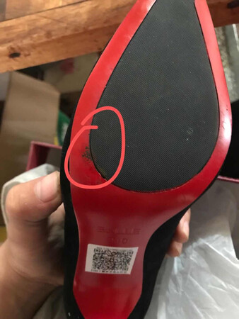 不要买这家鞋 ，刚买的还没试就这样子 这鞋不是旧鞋是什么，以次充好……