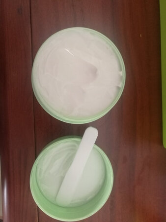 面膜使用两次了，很滋润，容量很大。味道很好闻、淡淡的，使用比较方便，没有什么过敏的反应，我个人觉得适合天天使用……