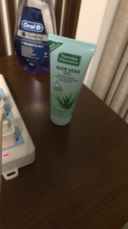 不知道真的假的 以前同学从澳洲带回来的很浓稠 这个感觉好稀 用用看吧 有点担心