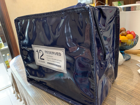 质量确实不错，装两个一升饭盒，然后再装些纸巾筷子什么的，正合适。
