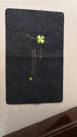 色彩图案都是我想要的，就是太薄了，店家是折起来发货的，中间有折痕，卷起来会好点。中通快递很不满意，未经允许就放在小区超市门口了，也没有先打个电话说下，可我就在家里啊，你送到楼下也不行吗？还没见到货就被签收了，事后才推送一条短信过来告诉我。必须差评！