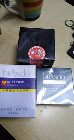 这款产品我是在~上面看见的。然后出乎意料的是，商家还送了一张试用装。用于过敏皮肤使用者使用。我今天使用了然后觉得皮肤很舒服。值得推荐。值得使用。