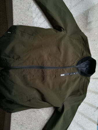 衣服质量不错，但衣服偏薄了些！