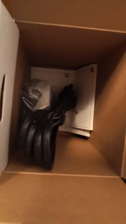 下单时明明写了要发票，但收到货物没有发票，联系不上客服。充电器盒子是半开着的，电源线没有任何包装，真不知道货物是真是假？？？