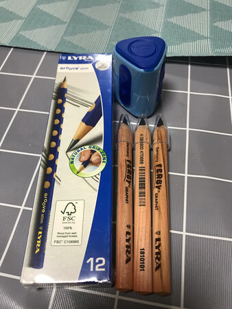 4岁娃可以很顺手的握住笔！感觉比洞洞比上手快！毕竟笔杆粗很多！！！很好！贵点有道理