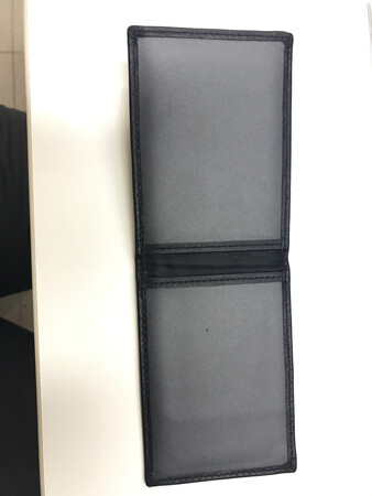 下单要看清楚，商品介绍与实物有区别，容易误导，我原本想要带插卡位的，哪知道只是简单的驾照套。
