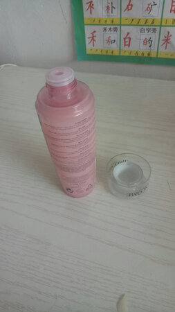 是正品，淡淡的，有玫瑰的味道。