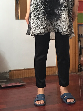 裤子穿上感觉很舒服，带点弹性，只是号码偏小，换了一个大码的，觉得很不错。京东服务也很到位，非常满意。