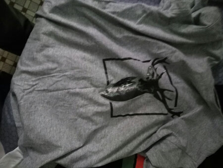 衣服挺不错的，快递快，但衣服偏小。
