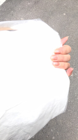 买了一件白色打底裙 还带暗花纹