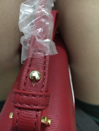 颜色不是大红，有点深红色。有点瑕疵，习惯好评。