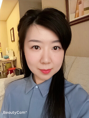 颜色稍深一点，显得人比较稳重，料子垂顺，就是特别起静电。设计比较独特，也很显腰身。觉得红色应该更适合白皮，更亮丽一些吧。
