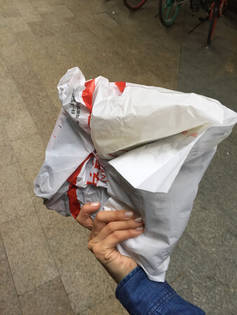 真的非常无语京东现在的包装！！！！！！ 还给客服专门说了！备注了！拜托包装上防冲撞！！！结果！！！！！！还是****袋子在外就完事了！！！！！！你们京东在运输包装上越来越差劲！！！！！！不满意！！！！