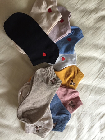 袜子全棉的挺厚实，图案很可爱，十双袜子颜色都不一样，今天穿在公司打冷气的感觉挺暖和的，好评并推荐。