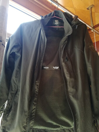 物流速度挺快的。衣服有点偏小，换大号又怕偏大了，所以凑合着穿吧。