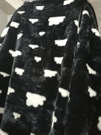 不容易掉毛，暖和，丝滑感觉，冬天南方用可以的