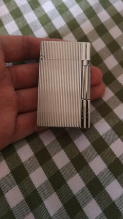 包装很上档次，火机的手感很好，开盖的声音一个字爽。还送了气瓶火石和皮套，这性价比高的不行。
