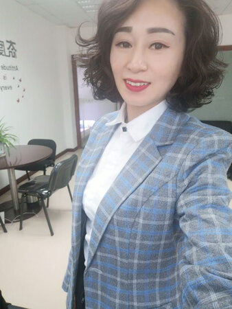 衣服质量很不错，第一次买小了，卖家很快给我换。服务很不错。值得推荐。