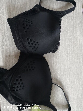 年中活动买了两个同一款式不同颜色的，摸着非常舒服，穿在身上也很舒服，薄透气。很好。
