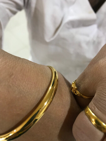 商家太度非常好?……第一次打开快递是空的惊呆了?……电话给客服立马回复解决手镯是银的狠容易拉开和真的金子一起也不容易分清