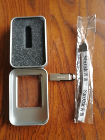 送货速度快。拍品小巧精致，很有质感，配套很贴心。客服很耐心介绍拍品详情。