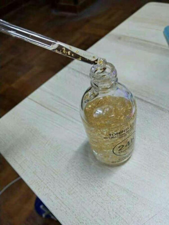 味道清淡，吸收特别好，用过后一整天皮肤都是滋润的，而且也不出油了，也细腻了很多，脸上感觉紧致很多，皱纹也淡了不少，有凉爽的感觉！
