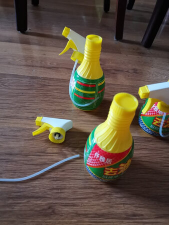 盖子松动，液体就出来了，多亏了快递员给拧上了，要不这一瓶就流没了，这一瓶还剩下一半，希望店家发货时候认真检查吧，不添麻烦了，给好评吧，