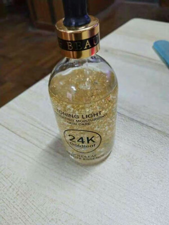 味道清淡，吸收特别好，用过后一整天皮肤都是滋润的，而且也不出油了，也细腻了很多，脸上感觉紧致很多，皱纹也淡了不少，有凉爽的感觉！