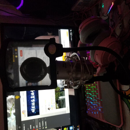 质感很好。我还没精调，普通说话挺不错的。我不是专业的，别的我也不知道怎么评论了。等我好好研究吧。