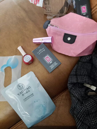 是正品  和我以前买的一样  味道也好闻  还送了几件小礼品  好划算的  想买的亲们  感紧下手吧
