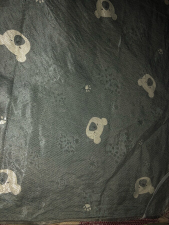 到家后就洗了，洗完发现没有那么平整光滑了，有褶皱，睡觉不粘身，还算可以吧