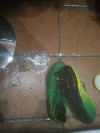 第一次穿这种鞋底的不推荐，下面有三道棱，第一次穿非常伤脚，但是穿多了还行吧。