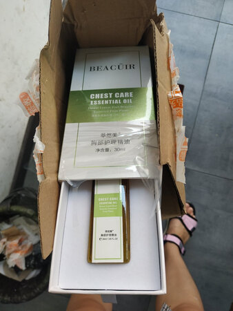 昨天下单今天就收到货，一打箱子就闻到一股花香味，好喜欢，就是不知道效果怎么样！上面写着保养的，没有写丰胸的效果！